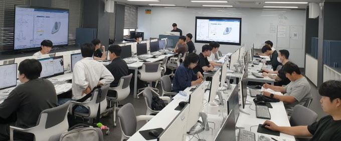 뿌리산업의 자생력 확보를 위한 설계훈련기반 기술인력 공급 교육훈련에 참여 중인 청년들