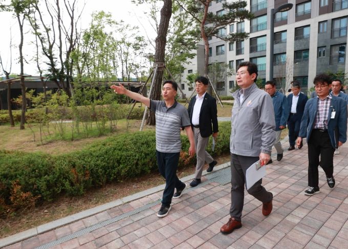 이상일 용인특례시장은 24일 처인구 고림동 '힐스테이트 용인 둔전역 아파트'를 방문해 '공동주택 민생현장 소통버스킹'의 첫문을 열고 입주민들과 소통했다