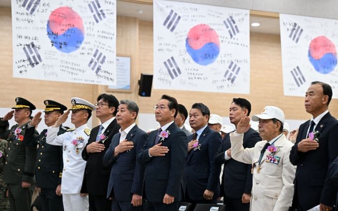 유정복 인천광역시장이 25일 시청 대회의실에서 열린 '6.25전쟁 제75주년 기념식'에서 참석자들과 국민의례를 하고 있다.