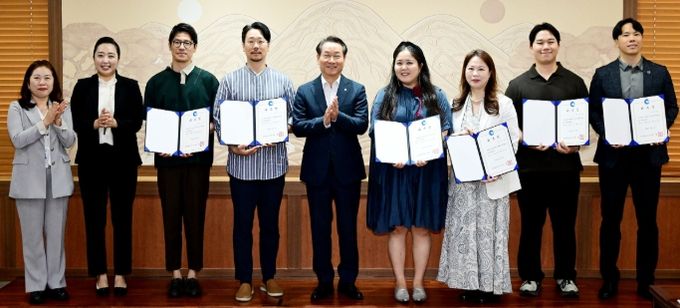 유정복 인천광역시장이 25일 시청 접견실에서 열린 '축제기획자문단 위촉식'에서 위촉장을 수여하고 있다.