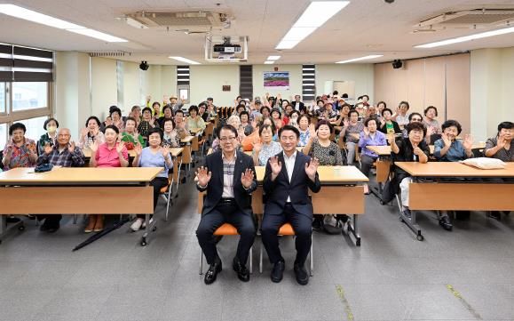 김동근 시장이 6월 25일 (사)대한노인회 의정부시지회 노인일자리 교육에서 참여자들과 함께 기념사진을 찍고 있다.