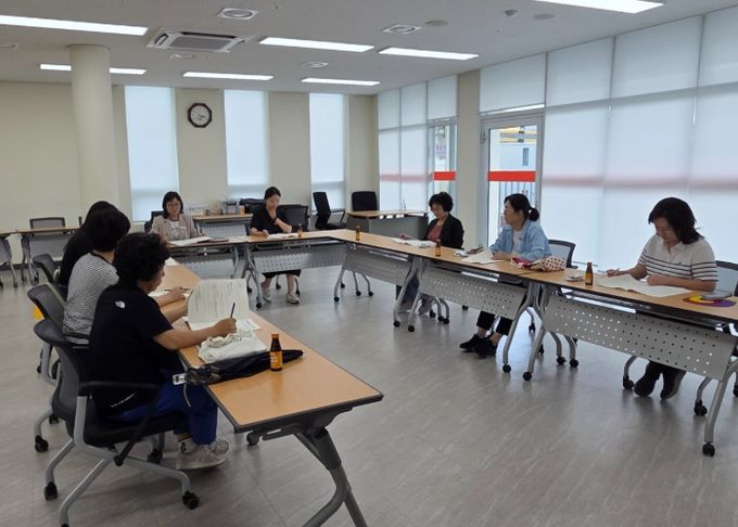 밀양시 지역경제과에서 물가모니터요원을 대상으로 2025년 물가모니터요원 역량 강화 교육을 진행하고 있다.