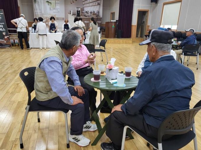 음악과 커피가 함께하는 따뜻한 쉼터, 서부노인복지관 음악카페 오픈