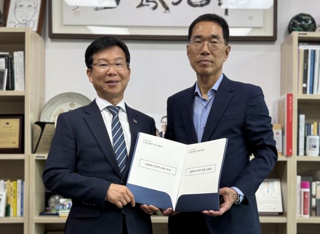 박병규 광산구청장이 지난 25일 국회에서 국회 환경노동위원회 간사를 맡고 있는 김주영 의원(오른쪽)을 만나 광산구 경제위기 상황을 설명하고, 고용위기지역 지정 협조를 요청했다.