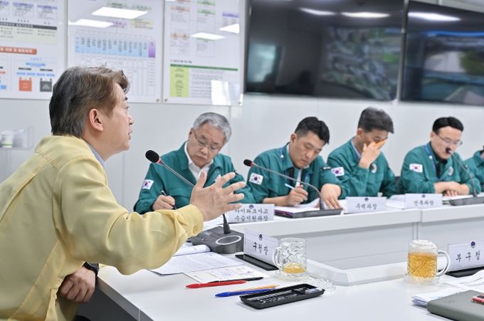 광주 서구(구청장 김이강)는 26일 서구청 재난안전상황실에서 재난관련 부서장 등이 참석한 가운데 장마철 대책회의를 개최했다. 광주 서구 제공