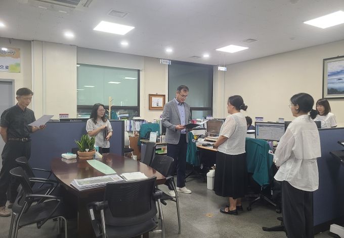 거제시 세무과, 2분기 ‘킹왕짱’ 직원 시상