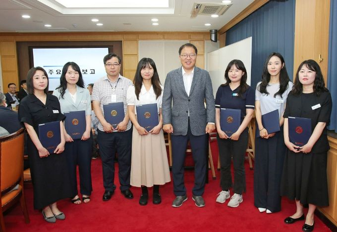 장금용 창원특례시장 권한대행(왼쪽 다섯 번째)이 ‘2025년 상반기 친절(으뜸)공무원’으로 선정된 수상자들과 함께 기념촬영을 하고 있다.