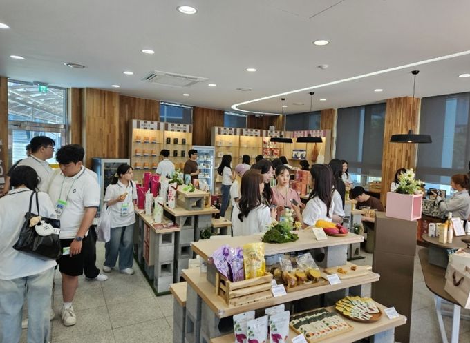 경상북도와 영천시, 경북테크노파크가 금호이웃사촌마을 사업의 일환으로 6월 4일부터 7월 13일까지 로컬 팝업스토어 ‘금호장’을 운영 중이다.