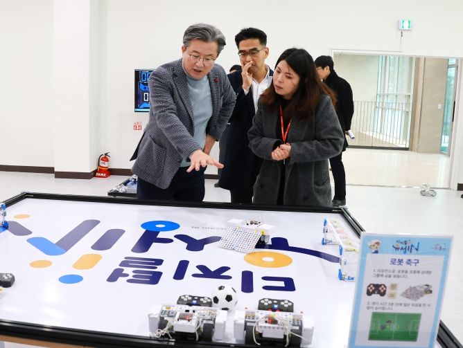 정용래 유성구청장이 지난 2월 개관한 용산도서관의 디지털전환(DX)지원센터를 점검하고 있다.