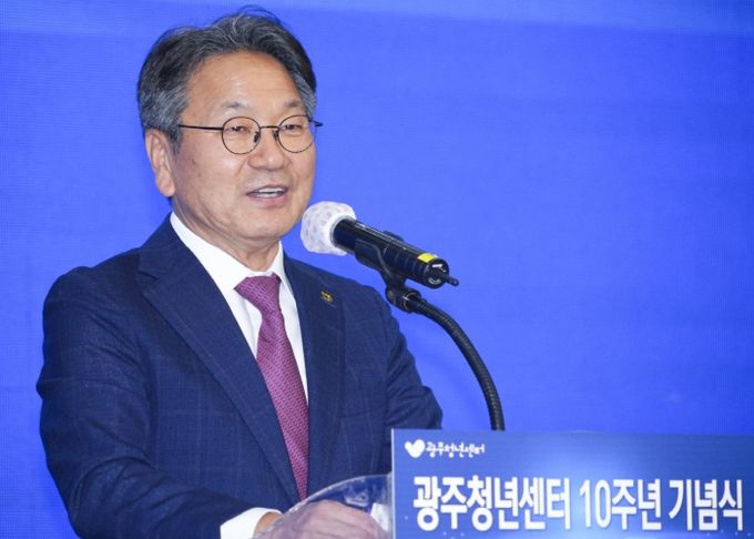 강기정 광주광역시장이 27일 시청 열린문화공간에서 열린 ‘광주청년센터 개관 10주년 기념식’에 참석해 환영사를 하고 있다. /광주광역시 제공