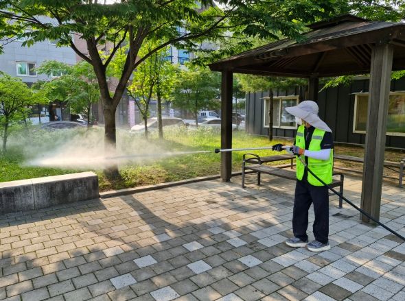 화성시동탄보건소 관계자가 26일 너른공원에서 모기 매개 감염병 예방을 위한 성충방제작업을 하고 있다