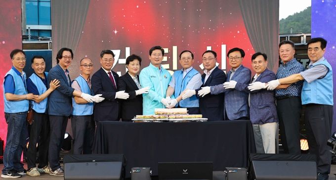 이상일 시장은 27일 용인중앙시장 별빛마당 야시장 축제 개장식에 참석해 케이크 커팅을 하고 있다