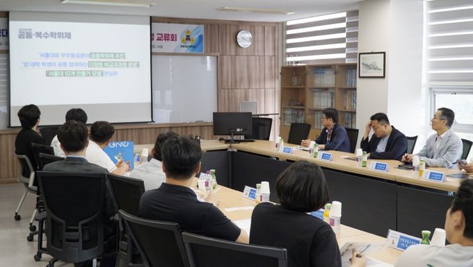 제주 한림공업고등학교 관계자들이 경상국립대학교 우주항공대학 홍보영상을 시청하고 있다.