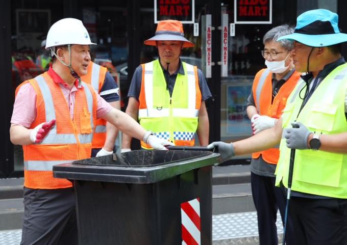 26일 아침 둔산동 일원에서 진행된 새벽 청소 장면