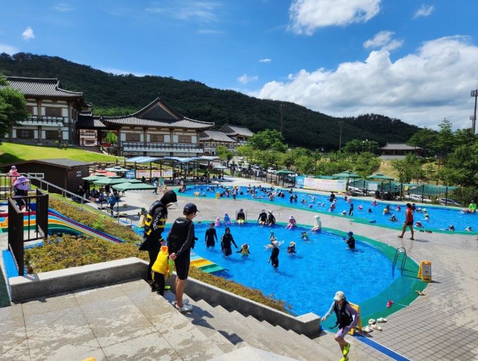 지난해 여름, 경주시 화랑마을 문무야외수영장을 찾은 시민들이 물놀이를 즐기며 무더위를 식히고 있다.