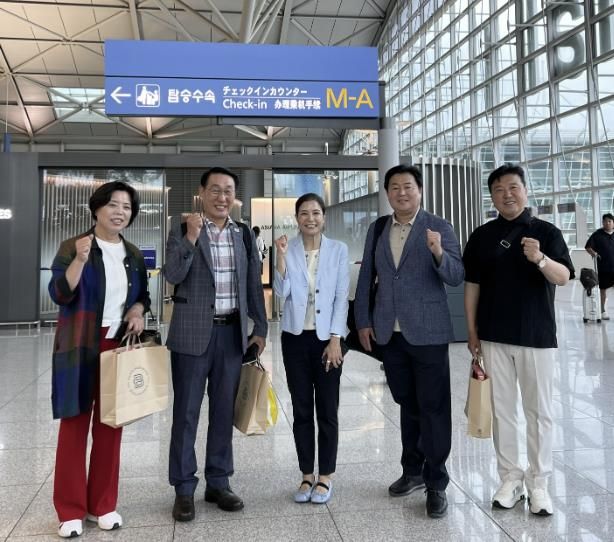 유니세프 그린스쿨 현장 방문단이 6월 30일 인천공항에서 몽골로 출발 전 파이팅을 외치고 있다.(사진 왼쪽부터 신계용 과천시장, 이용록 홍성군수, 조미진 유니세프한국위원회 사무총장, 임병택 시흥시장, 최재구 예산군수)