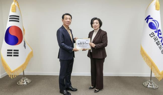 2025년 2월 신계용 과천시장(오른쪽)은 역사 개찰구 방향 변경을 포함한 지역 철도 현안 해결을 위해 한문희 한국철도공사 사장 (왼쪽)과 만났다