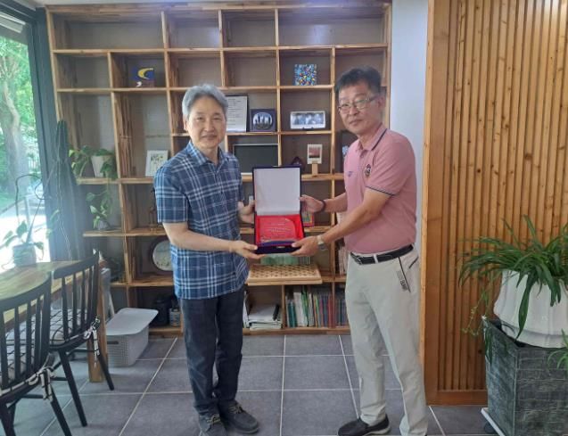 손성근 성우애육원장(왼쪽)과 강태경 블루모터스 대표가 사회공헌활동 및 우호 증진을 위한 업무협약을 체결하고 있다.