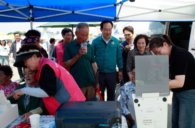 경남형 통합돌봄버스 본격 운영 “복지종합선물세트”