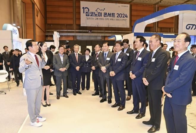 이현재 하남시장이 지난해 9월 서울 코엑스에서 열린 「제10회 집코노미 박람회 2024」서 박상우 국토교통부 장관, 오세훈 서울시장 등 주요 내빈을 만나 K-스타월드 조성사업 추진 현황에 대해 설명하는 모습.