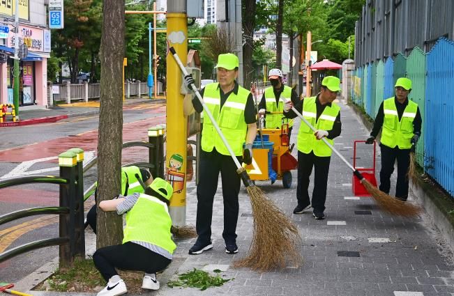 이재호 연수구청장, 민선8기 3주년 맞아 가로 청소 활동