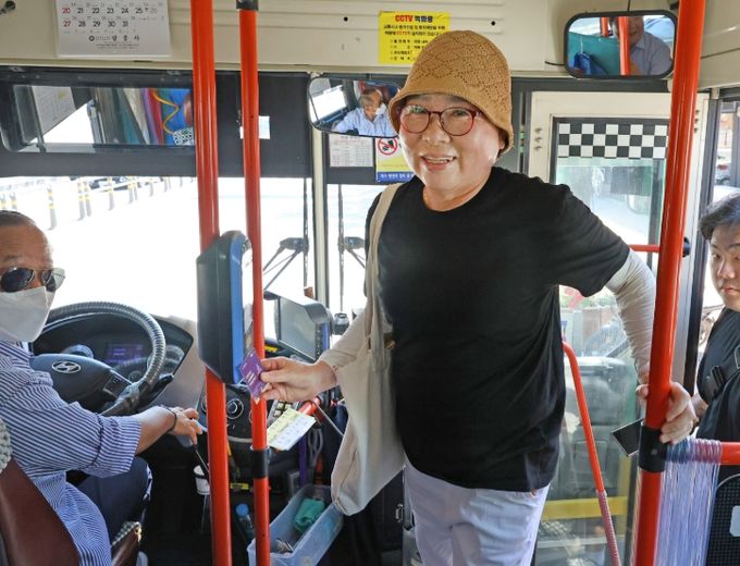 1일 오전, 경주시내버스에서 어르신이 무임카드를 단말기에 태그하며 탑승하고 있다. 이 카드는 만 70세 이상 경주시민에게 발급되는 시내버스 무료 이용 전용 카드다.