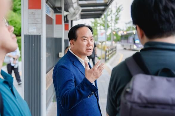 이권재 오산시장, 서울역행 버스서 시민과 소통