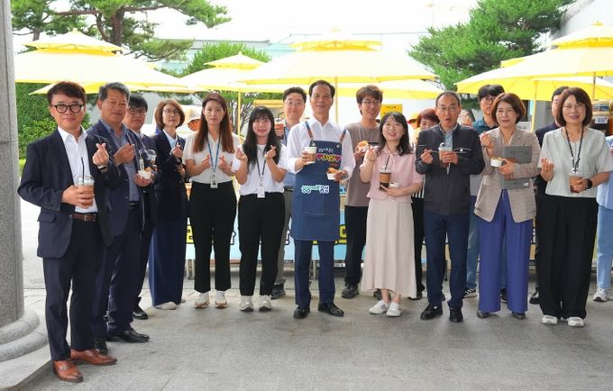 조병옥 음성군수 검이불루(儉而不陋)한 민선 8기 3주년 가져_커피 나눔 행사