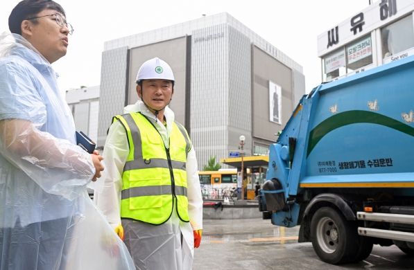 김동근 시장이 7월 1일 행복로에서 환경미화원들과 함께 생활쓰레기를 수거하고 있다.