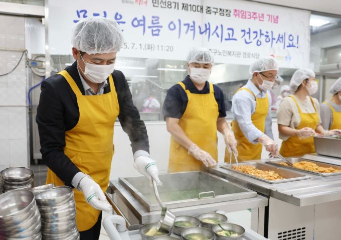 ‘취임 3주년’ 김정헌 구청장, 경로식당 배식 봉사