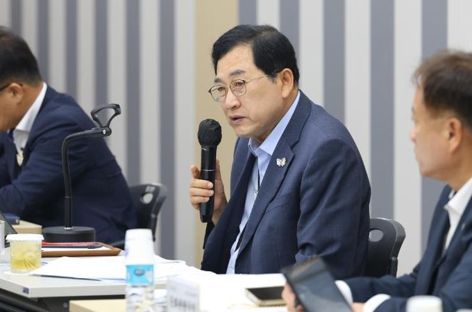 주낙영 경주시장이 2일 시청 대회의실에서 열린 읍면동장 회의를 주재하며, 여름철 폭염 대응과 복지 사각지대 해소 방안에 대해 강조하고 있다.