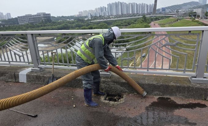 진주시, 집중호우 시 침수 사각지대 도로 정비 완료 … 올해도‘총력전’-남강교 준설사진