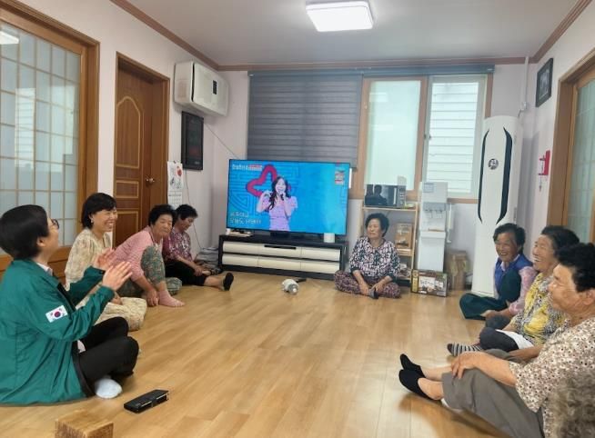 류진술 밀양시 노인장애인과장이 경로당을 방문해 안전 점검 후 어르신들의 애로사항을 청취하고 있다.