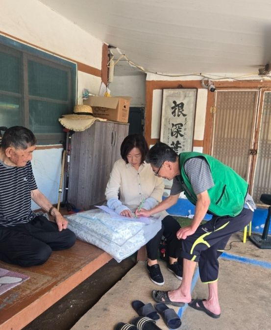 냉감이불세트를 전달받은 취약계층 가정