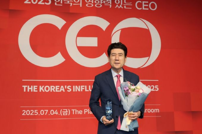 서울 더플라자 호텔에서 열린 ‘2025 한국의 영향력 있는 CEO’ 시상식에서 이강덕 포항시장이 이차전지 명품도시경영 분야 대상을 수상했다.