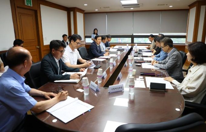 충주시, 새 정부 국정과제 대응을 위한 전문가 전략회의 개최(관계부서가 모여 회의를 진행하고 있다)