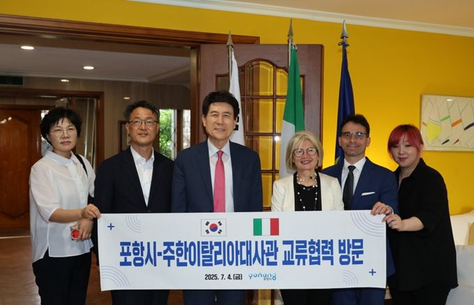 이강덕 포항시장은 지난 4일 주한이탈리아대사관저에서 에밀리아 가토(Emilia Gatto) 주한이탈리아대사를 만나 양국 도시 간 교류 확대 방안을 논의했다.