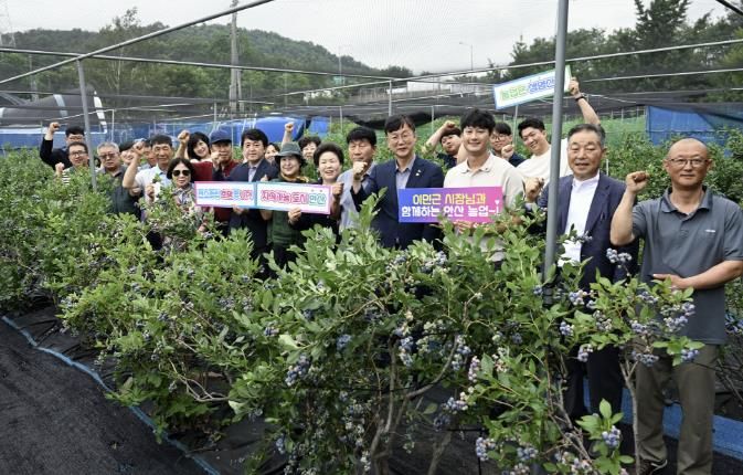 이민근 안산시장(오른쪽 네번째)이 선부동에 소재한 ‘안산블루베리농장’에서 5개 농업인단체 임원들과 함께 농정 발전 간담회를 개최하고 함께 기념촬영을 하고 있다.