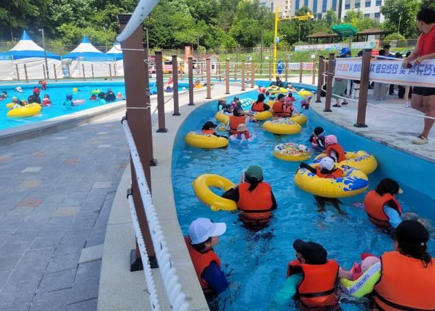 남동 물빛놀이터, 개장 첫 주말부터 인파 북적…여름철 대표 명소로