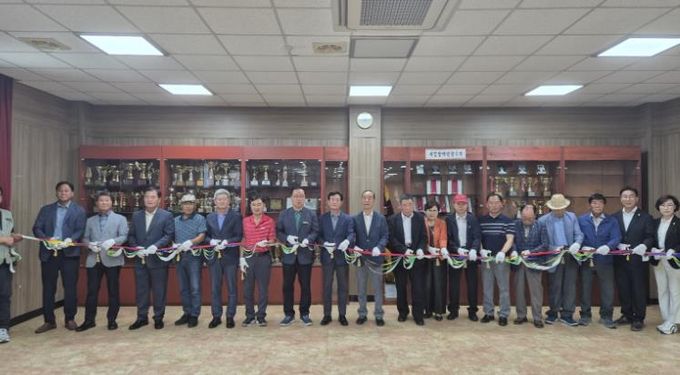 합천군 재경쌍백향우회, 우승기·트로피 전시 공간 개관식 열려