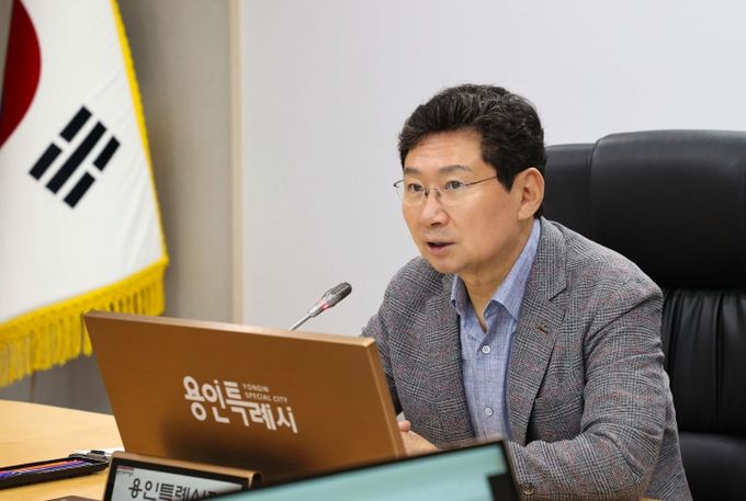 7일 시청 영상회의실에서 열린 간부회의에서 이상일 시장이 발언하고 있다.