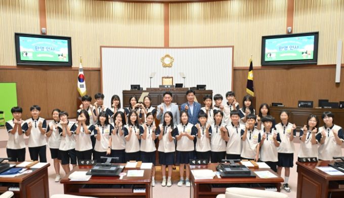 선인국제중학교 학생들과 학교 소재지 지역구 의원(왼)서정인(오)최신용)