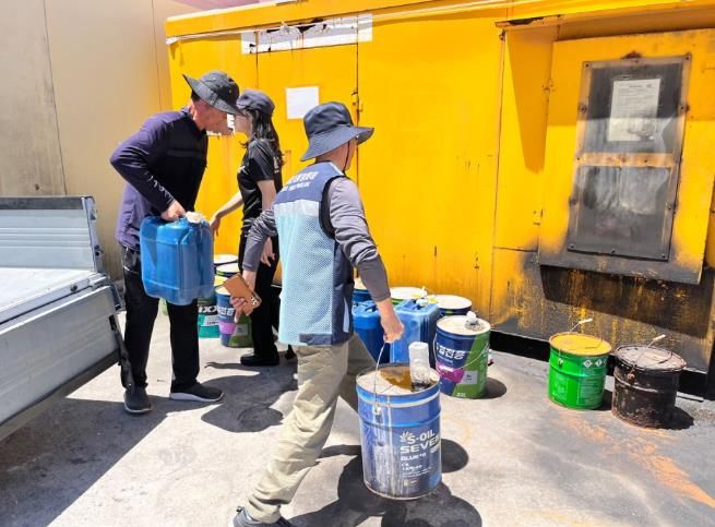 완도해경-소안 해양자율방제대, 태풍 내습 대비 항·포구 폐유통 수거활동 실시