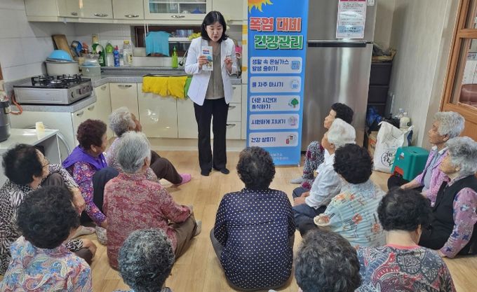 경주시 보건소 관계자가 마을회관을 찾아 어르신들에게 폭염 대비 건강관리 요령을 설명하고 있다.