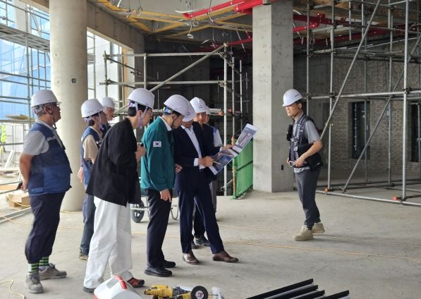김찬진 동구청장,‘만석·화수 해안산책로 연계 복합건축물 조성사업’현장 점검