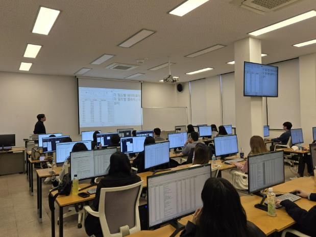 시흥시가 5급 이상 공무원을 대상으로 AI 기반 의사결정 지원을 위한 특강을 시행하고 있다.