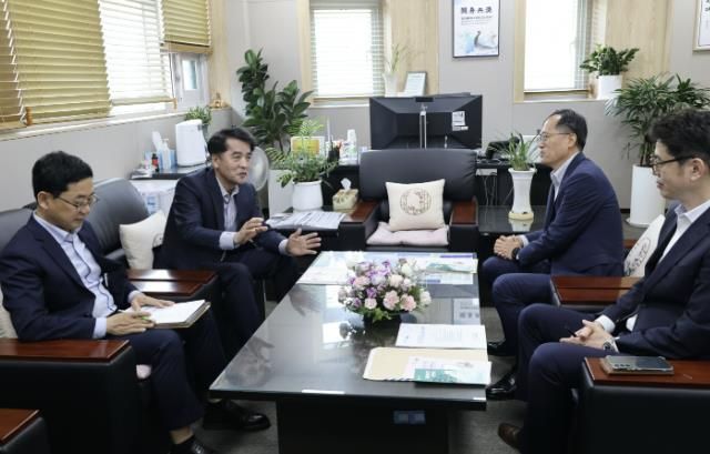 최재형군수가 농협 보은군지부 방문모습.