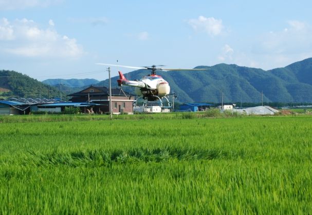 “벼농사에 무인헬기??”합천군, 스마트 병해충 방제 시작