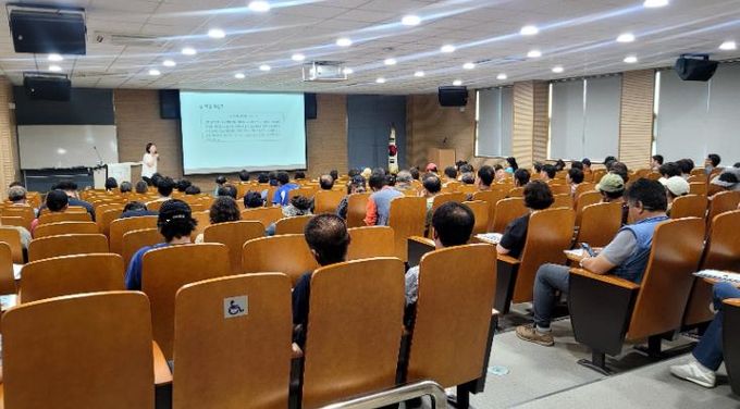 밀양시성폭력·가정폭력통합상담소가 농업기술센터 대강당에서 계절근로자 사업에 참여 중인 이주노동자 고용주를 대상으로 폭력예방교육을 진행하고 있다.