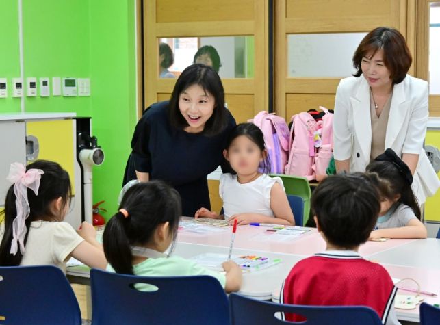 이문초등학교 늘봄학교 운영 교실 둘러보는 최호정 의장.